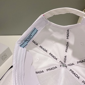 PRADA Новая бейсболка с классическим треугольным логотипом. Модны