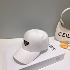 PRADA Новая бейсболка с классическим треугольным логотипом. Модны
