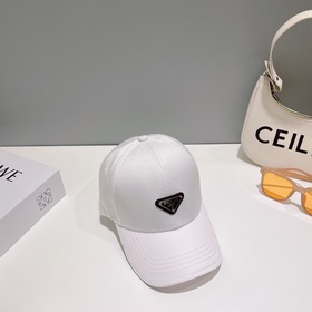 PRADA Новая бейсболка с классическим треугольным логотипом. Модны