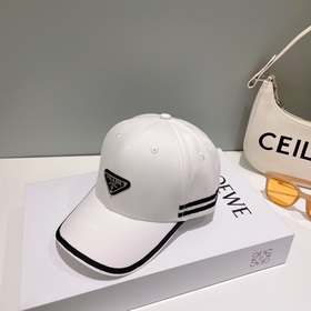 Prada – любимый бренд модников. Бейсболка с треугольным логотипом