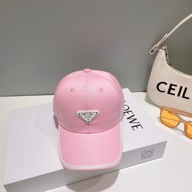 Prada – любимый бренд модников. Бейсболка с треугольным логотипом