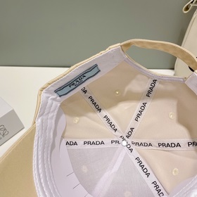 Prada – любимый бренд модников. Бейсболка с треугольным логотипом