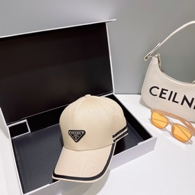 Prada – любимый бренд модников. Бейсболка с треугольным логотипом