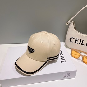 Prada – любимый бренд модников. Бейсболка с треугольным логотипом