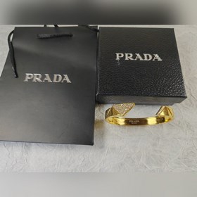 Знаковый металлический треугольный логотип Prada виде браслета с