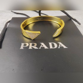 Знаковый металлический треугольный логотип Prada виде браслета с 