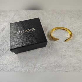 Знаковый металлический треугольный логотип Prada виде браслета с 