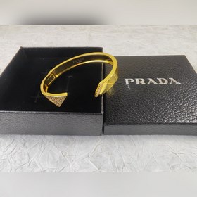 Знаковый металлический треугольный логотип Prada виде браслета с 
