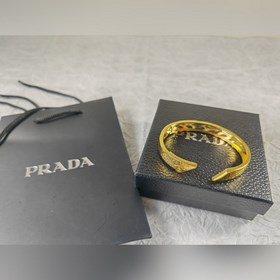 Знаковый металлический треугольный логотип Prada виде браслета в