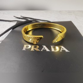 Знаковый металлический треугольный логотип Prada виде браслета в 