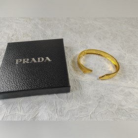 Знаковый металлический треугольный логотип Prada виде браслета в 