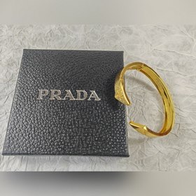 Знаковый металлический треугольный логотип Prada виде браслета в 