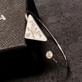 Новый браслет Prada с крупными бриллиантами в форме черно-белого 