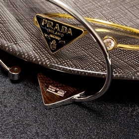 Новый браслет Prada с крупными бриллиантами в форме черно-белого 