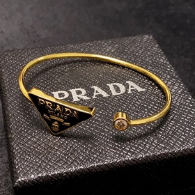 Новый браслет Prada с крупными бриллиантами в форме черно-белого 