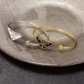 Новый браслет Prada с крупными бриллиантами в форме черно-белого 