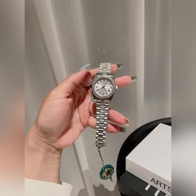 Часы Rolex 0 с циферблатом выглядят стильно и элегантно, выглядят