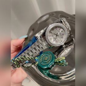 Часы Rolex 0 с циферблатом выглядят стильно и элегантно, выглядят