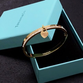 TIFFANY&CO. Браслет с бриллиантами в форме сердца. Подобные м