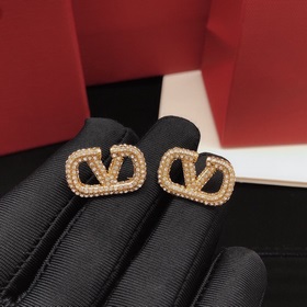 Номер VED0032 Серьги-гвоздики Valentino с бриллиантами в форме бу