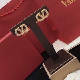 Номер VED0032 Серьги-гвоздики Valentino с бриллиантами в форме бу