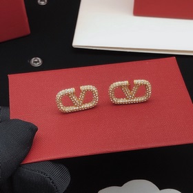Номер VED0032 Серьги-гвоздики Valentino с бриллиантами в форме бу