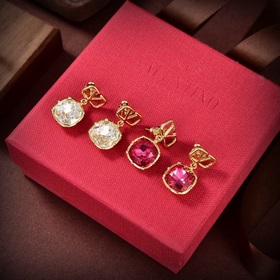 Valentino 2023 новые серьги-гвоздики. Новинка, которая стала попу