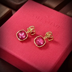 Valentino 2023 новые серьги-гвоздики. Новинка, которая стала попу