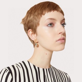 Valentino 2023 новые серьги-гвоздики. Новинка, которая стала попу