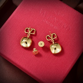 Valentino 2023 новые серьги-гвоздики. Новинка, которая стала попу