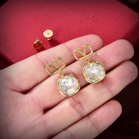 Valentino 2023 новые серьги-гвоздики. Новинка, которая стала попу
