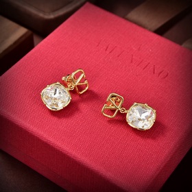 Valentino 2023 новые серьги-гвоздики. Новинка, которая стала попу