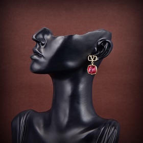 Valentino 2023 новые серьги-гвоздики. Новинка, которая стала попу