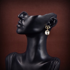 Valentino 2023 новые серьги-гвоздики. Новинка, которая стала попу