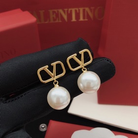 Номер VED0018 Серьги-гвоздики Valentino с жемчужиной в форме букв