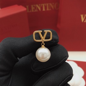 Номер VED0018 Серьги-гвоздики Valentino с жемчужиной в форме букв