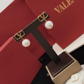 Номер VED0018 Серьги-гвоздики Valentino с жемчужиной в форме букв