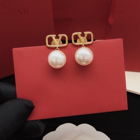 Номер VED0018 Серьги-гвоздики Valentino с жемчужиной в форме букв
