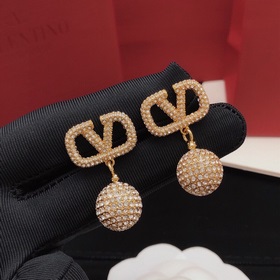 Номер VED0020 Серьги-гвоздики Valentino с бриллиантами подвесками