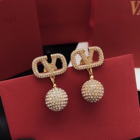 Номер VED0020 Серьги-гвоздики Valentino с бриллиантами подвесками