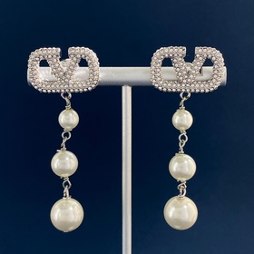 Серебряные серьги-гвоздики Valentino с бриллиантами в форме буквы