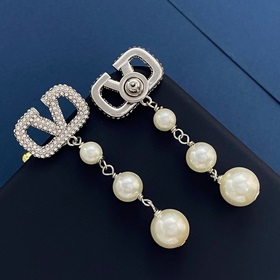 Серебряные серьги-гвоздики Valentino с бриллиантами в форме буквы