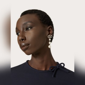 Серебряные серьги-гвоздики Valentino с бриллиантами в форме буквы