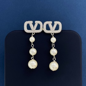 Серебряные серьги-гвоздики Valentino с бриллиантами в форме буквы