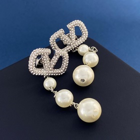 Серебряные серьги-гвоздики Valentino с бриллиантами в форме буквы