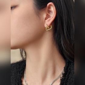 Новые серьги Valentino, которые стали популярными в Интернете, до