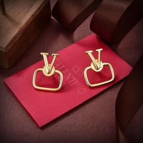 Новые серьги Valentino, которые стали популярными в Интернете, до