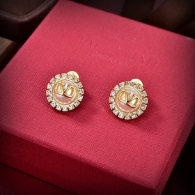Новые серьги Valentino 2023 года стали популярными в Интернете. Э