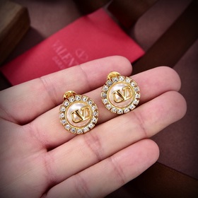 Новые серьги Valentino 2023 года стали популярными в Интернете. Э
