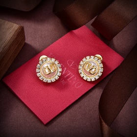 Новые серьги Valentino 2023 года стали популярными в Интернете. Э